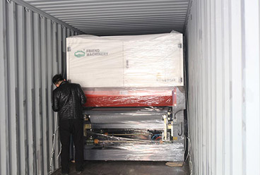 Завершена загрузка контейнера для шлифовальной машины для фанеры и машины для горячего прессования фанеры.