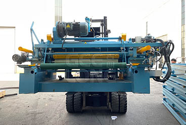 Китай GEELONG экспортировал в Индонезию сверхмощную 5-футовую машину для снятия шпона и вилочный погрузчик 3T HELI.