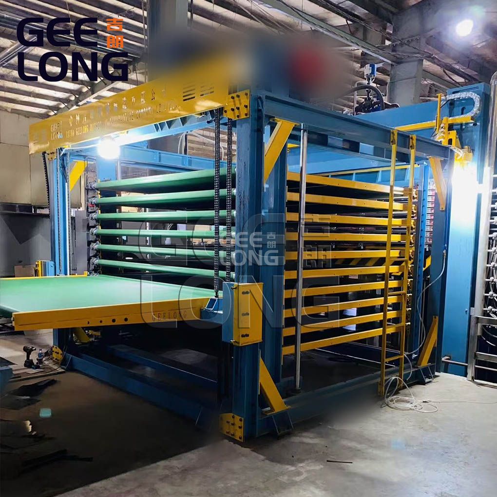 Полуавтоматический пресс для горячего прессования ламинированной фанеры установлен во Вьетнаме