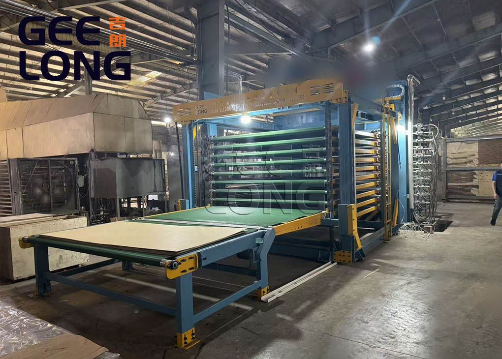 Полуавтоматический пресс для горячего прессования ламинированной фанеры установлен во Вьетнаме