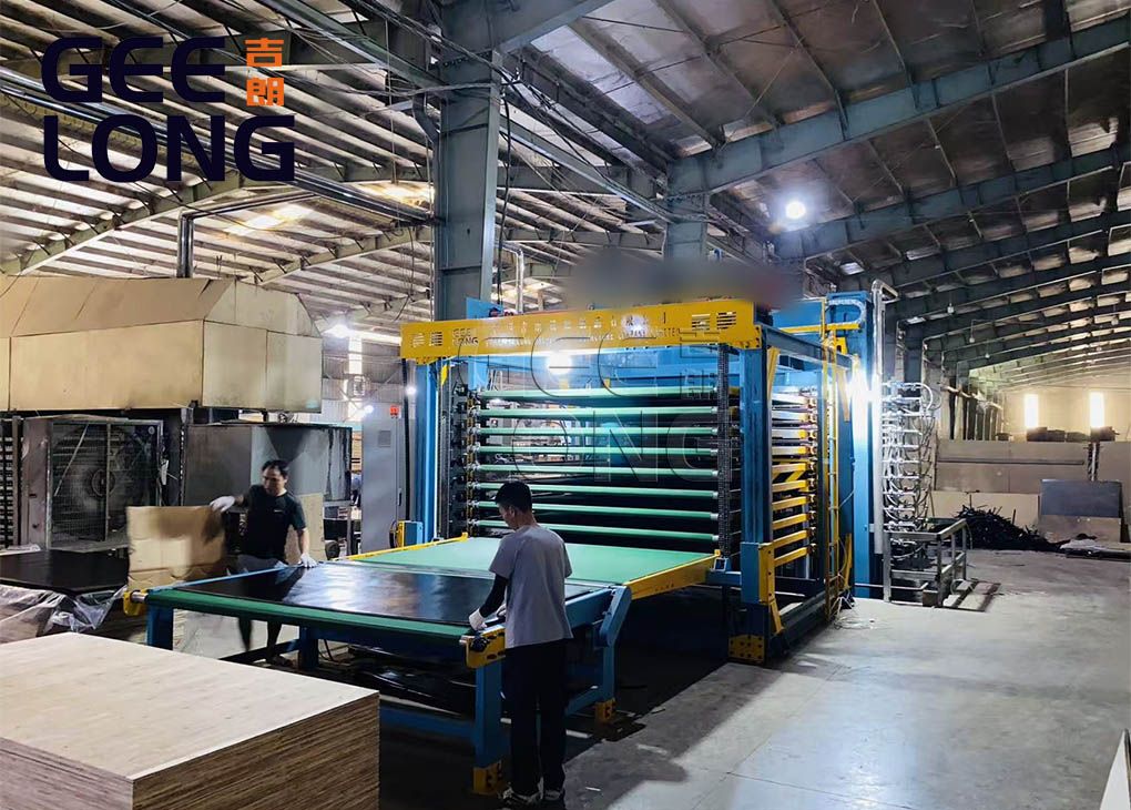 Полуавтоматический пресс для горячего прессования ламинированной фанеры установлен во Вьетнаме