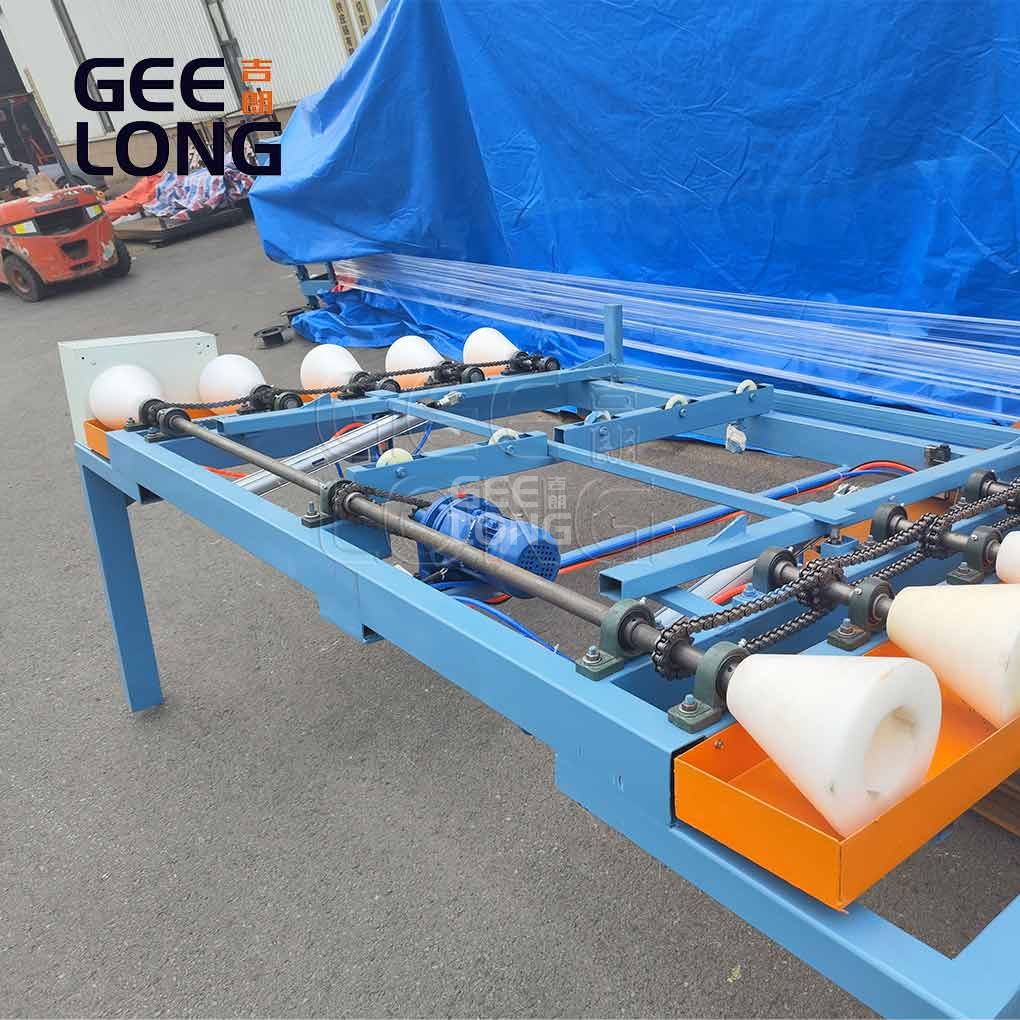 Машина для опрокидывания клееных фанерных досок длиной 9 футов.