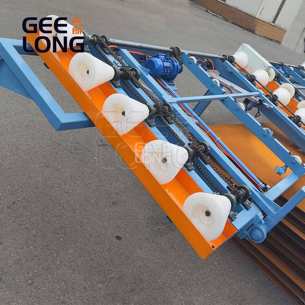 Машина для опрокидывания клееных фанерных досок длиной 9 футов.